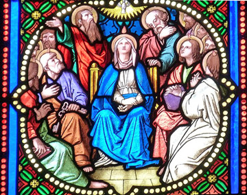Ausschüttung des Heiligen Geistes (dargestellt mit einem Buntglasfenster einer Kirche)